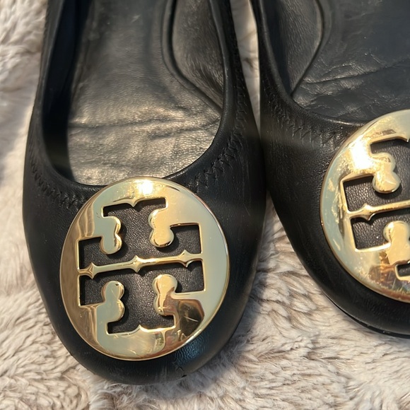 Tory Burch Black Flats Sz 5 Gold Logo - Picture 14 of 16